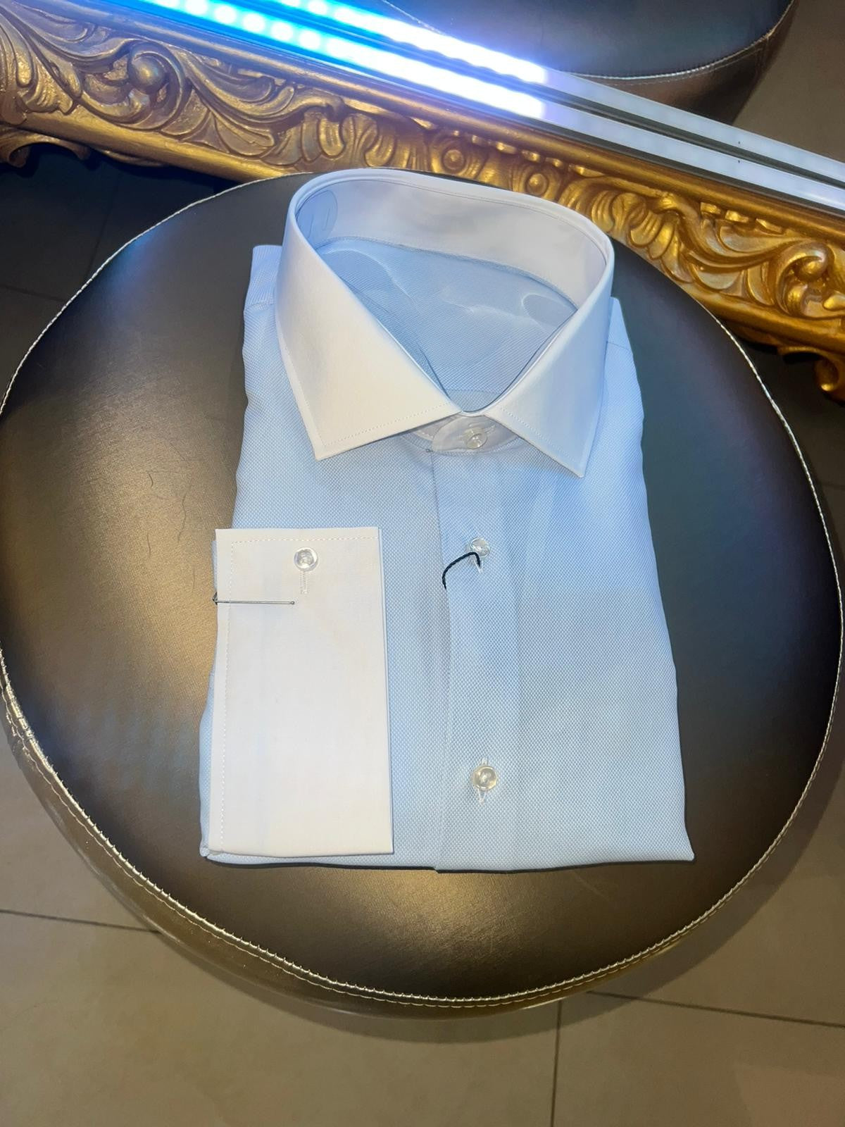 Camisa azul cuello online blanco